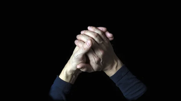 Concetto di aiuto su sfondo nero. Due mani fanno un segno di amicizia e aiuto su uno sfondo nero . — Foto Stock
