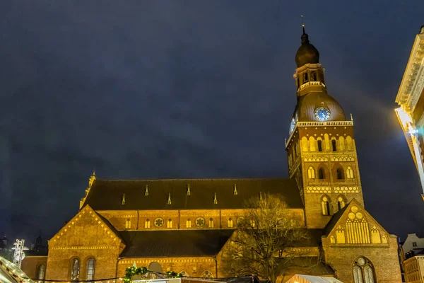 Velha catedral. Bela arquitetura antiga de Riga. Vista noturna com edifícios iluminados . — Fotografia de Stock