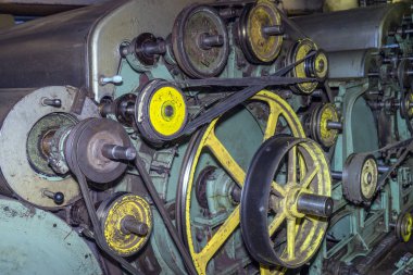 Yün üretim makinesinin yakın çekim cihazı. Geleneksel yün fabrikası.