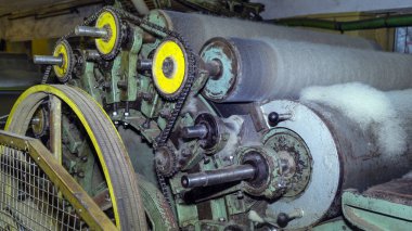 Yün üretim makinesinin yakın çekim cihazı. Geleneksel yün fabrikası.