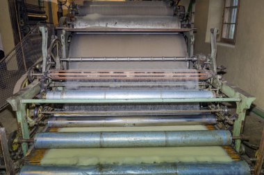 Yün üretim makinesi. Geleneksel yün fabrikası.