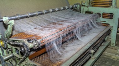 Yün üretim makinesi. Geleneksel yün fabrikası.