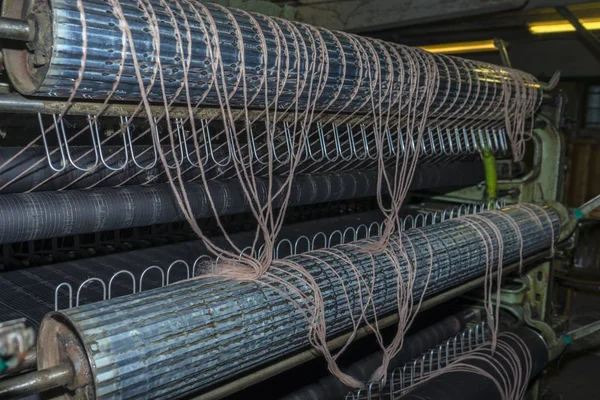 Máquina de produção de lã. Fábrica tradicional de lã . — Fotografia de Stock