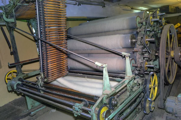 Yün üretim makinesi. Geleneksel yün fabrikası.