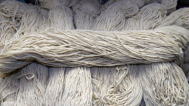 Yün ipliği doğal renk. Kırsal tarzda. Örgü örmeye hazır..