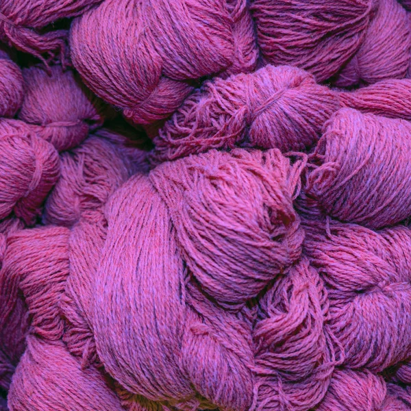 Grote strengen draad. Set van kleurrijke wol garen ballen. Close-up foto. — Stockfoto