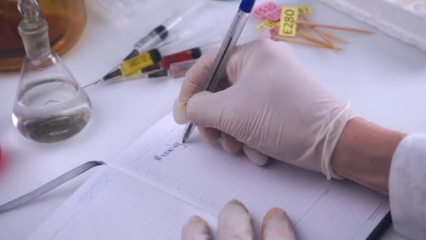 食品安全实验室 科学家概念 检查员在笔记本上写着食品添加剂的化学配方 在实验室里 — 图库视频影像