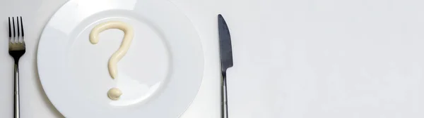 Il concetto di dieta e stile di vita sano. Sul tavolo è una vista dall'alto di un piatto in cui è scritta maionese un punto interrogativo, con una forchetta e un coltello . — Foto Stock
