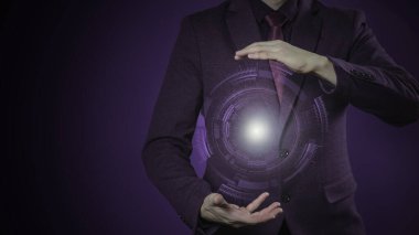 Takım elbiseli ve kravatlı bir işadamı. Grafik fütürizminin uygulanması için elini uzatmış. Konsept: iş, grafik, holografi, dijital.