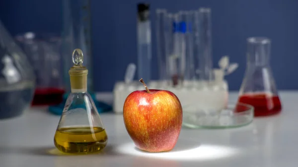 Roter Apfel zur Selektion im mikrobiologischen Labor. Chemisches Labor der Lebensmittelversorgung. — Stockfoto