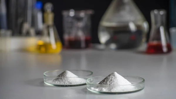 Laboratuvarda spor takviyesi. Laboratuvar arka planında kreatin tozu ve amino BCCA