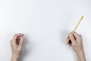 Fotoğrafçı 'nın eli iş bulma planını hazırlıyor. Uzayı kopyala Kalemli eller belge yazıyor.