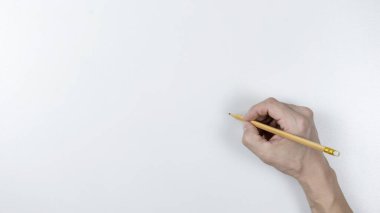 Beyaz arkaplanda gölgeli bir şeyler yazan kalem elli fotoğraf.