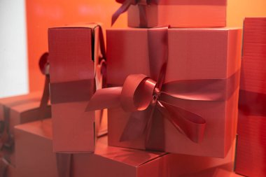 Yaşam tarzı ve doğum günü hediyesi - Kırmızı üzerine lüks tatil hediyeleri