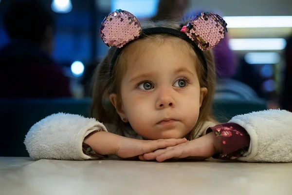 Портрет маленькой девочки задумчиво в образе — стоковое фото