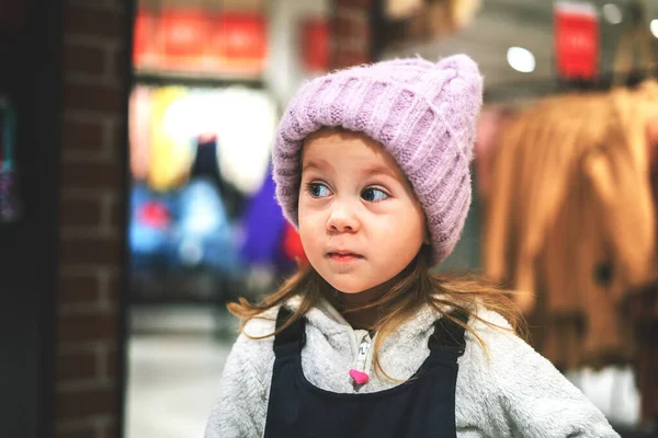 Торговый центр Little Girl Purple Knitted Hats — стоковое фото