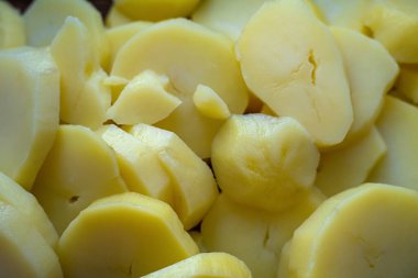 Beyaz arka planda izole edilmiş patates dilimleri.