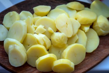 Beyaz arka planda izole edilmiş patates dilimleri.