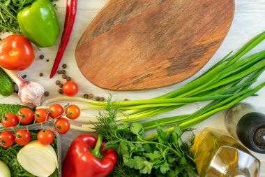 Bıçak ve ahşap kesme tahtasının yüksek açılı natürmort manzarası Taze otlar ve çeşitlilikle çevrili