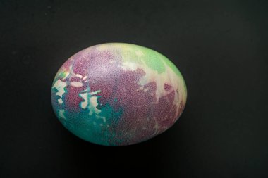 Beyaz arka plan beyaz yumurta yalanlar üzerine siyah arka plan üzerinde siyah yumurta yatıyor