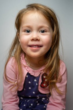 Evde çocuk portresi çekimi var. Doğal gülümseme