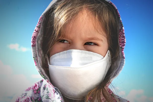 Retrato del estudio de una mujer joven con una máscara facial, mirando a la cámara, de cerca, aislado sobre fondo gris. Epidemia de gripe, alergia al polvo, protección contra el virus. Ciudad concepto de contaminación atmosférica. — Foto de Stock