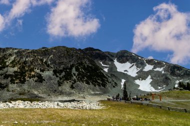Whistler dağlarının üzerinden geçen parlak bir yaz öğleden sonrası, Bc, Kanada