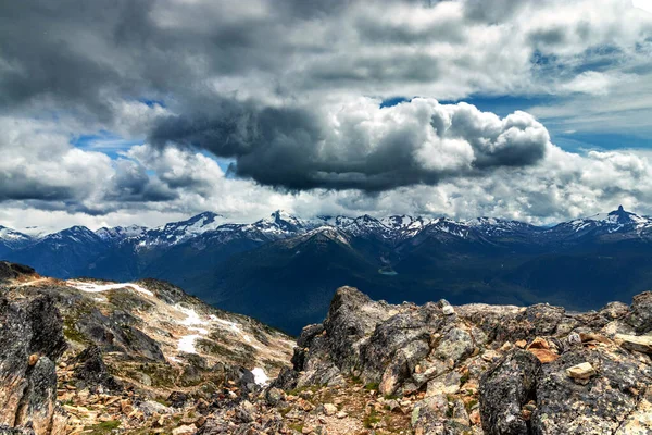 Nuvole sulle montagne costiere ondulate, BC, Canada — Foto Stock