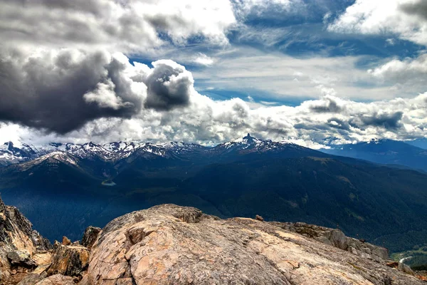 Montagne innevate all'orizzonte, BC, Canada — Foto Stock