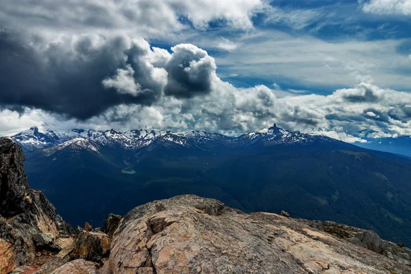 Сніговими горами, яких цілують хмари, Бк, Канада — стокове фото