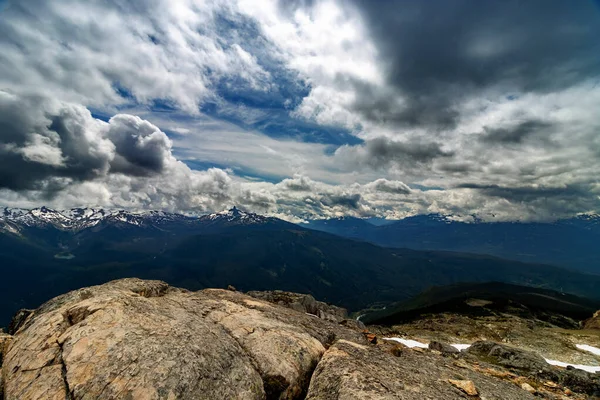 İnsanlar bu devasa dağların önünde çok küçük, Bc, Kanada