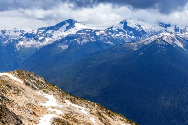 Valli ripide e montagne giganti, BC, Canada — Foto Stock