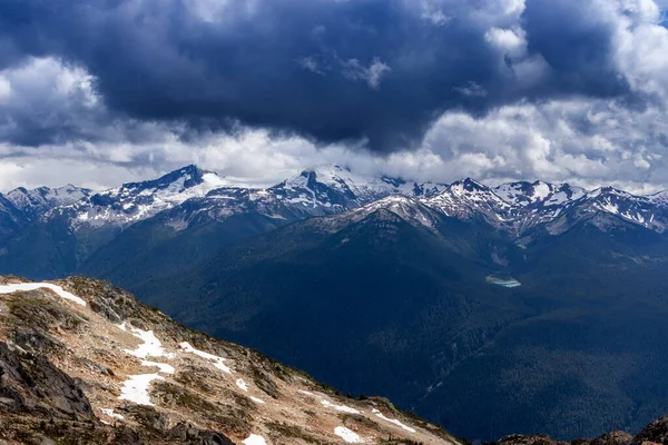 Cime innevate e catene montuose lontane, BC, Canada — Foto Stock