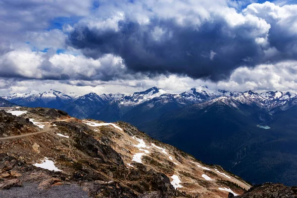 Montagne innevate enormi e nuvole scure, BC, Canada — Foto Stock