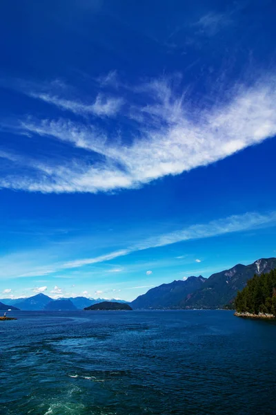 Terra, água e céu, Oceano Pacífico fora BC, Canadá — Fotografia de Stock