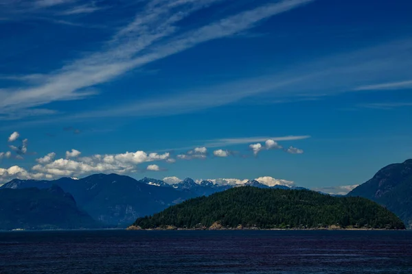 Islands and mountains adorned by silver clouds, off BC, Canada — Stock Photo, Image