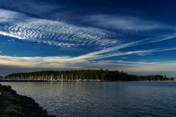 Berkilauan langit saat senja di dinding laut Nanaimo, BC, Kanada — Stok Foto