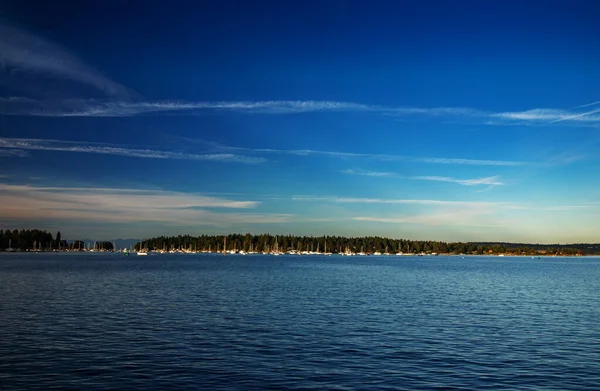 Agua, cielo, tierra y barcos en Nanaimo, BC, Canadá — Foto de Stock