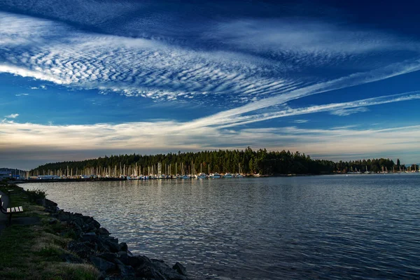 Spettacolare cielo visto all'ora d'oro a Nanaimo parete del mare, BC, Canada — Foto Stock