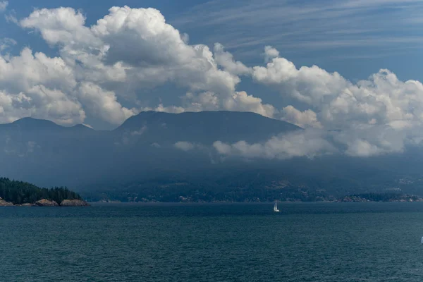 Montanhas costeiras quase escondidas atrás das nuvens no Oceano Pacífico, BC, Canadá — Fotografia de Stock
