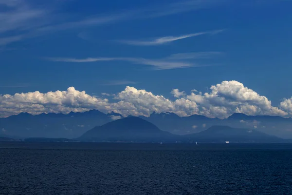 Awan putih di atas pegunungan biru di Samudera Pasifik, BC, Kanada — Stok Foto