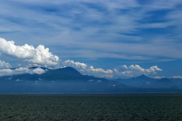 Awan dan semua biru langit, air pertunjukan spektakuler di Samudera Pasifik, BC, Kanada — Stok Foto