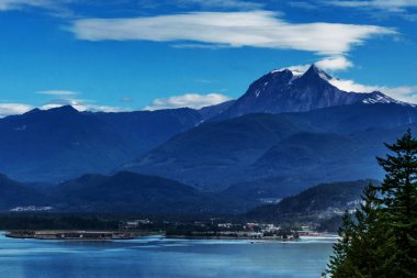 Yuvarlanan tepeler, kar ve bulutlar denizden gökyüzü karayoluna, Bc, Kanada