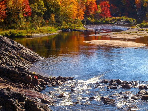 Ψάρεμα και χαλάρωση κοντά στο ποτάμι το φθινόπωρο, Chutes Prov Park, On, Καναδάς — Φωτογραφία Αρχείου