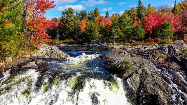 Great fall view of the flowing river, Chutes Prov Park, On, Canada — Stockfoto