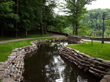 Letchworth Eyalet Parkı 'ndaki şelaleye giden yolları yansıtıyor.