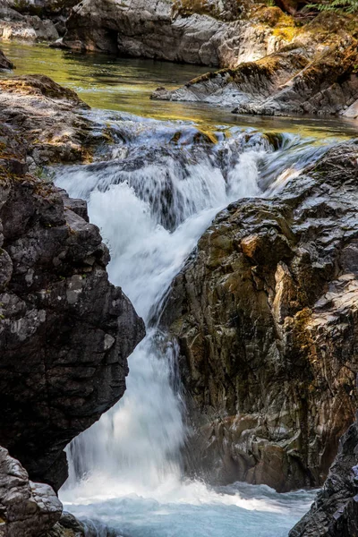 Βρυχάται πέφτει στο ποτάμι - Qualicum Falls, Vancouver Island, Bc, Καναδάς — Φωτογραφία Αρχείου