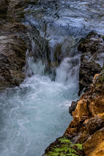 Вода в действии, Qualicum Falls, остров Ванкувер, Британская Колумбия, Канада — стоковое фото