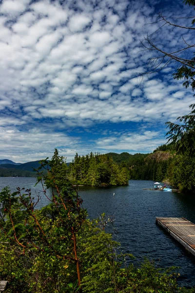 Dramatis langit di atas Ruby Lake, Sunshine Coast, BC, Kanada — Stok Foto