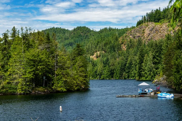 Serene surroundings of Ruby Lake, Sunshine Coast, BC, Canada — 스톡 사진